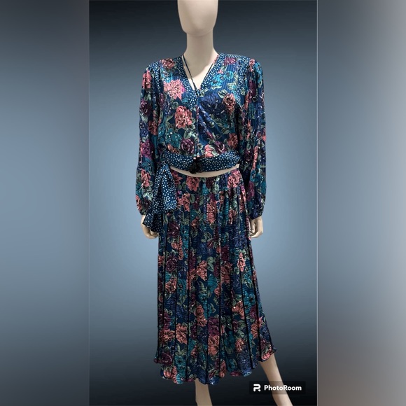 DIANE FREIS Dresses & Skirts - VINTAGE DIANE FREIS GEORGETTE 1980s  FLORAL BLOUSE AND SKIRT SET.🥰